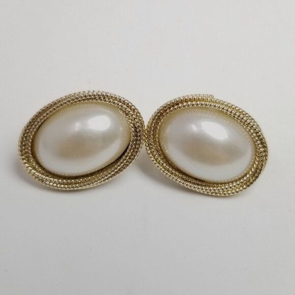 Vintage Oval Faux Pearl and Gold Tone Rope Twist Stud Earrings, Classic Design - Picture 5 of 6